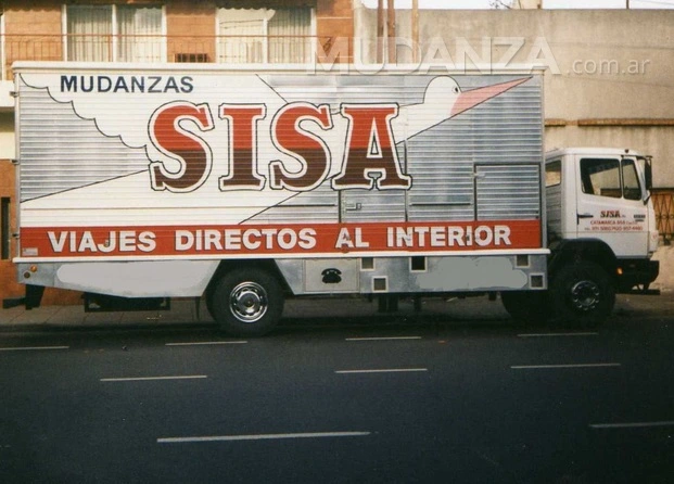 Camión de mudanzas SISA en traslado urbano 