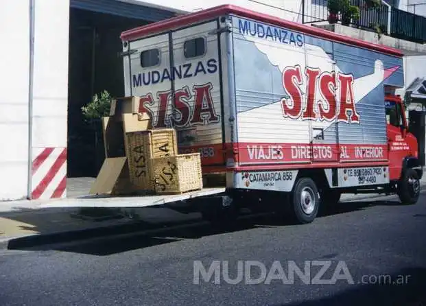 Camión de Mudanzas SISA realizando una mudanza particular en CABA, Buenos Aires